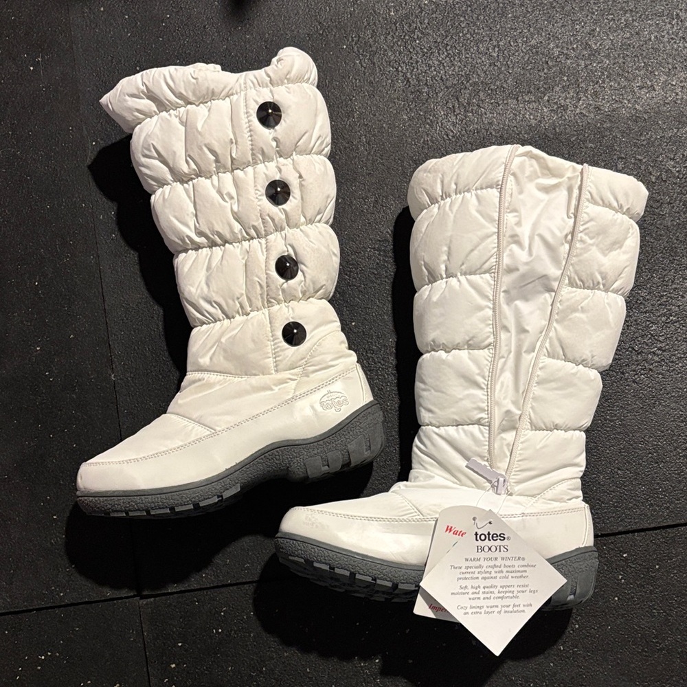 New NWT Totes Women's Quilted White Winter Boots